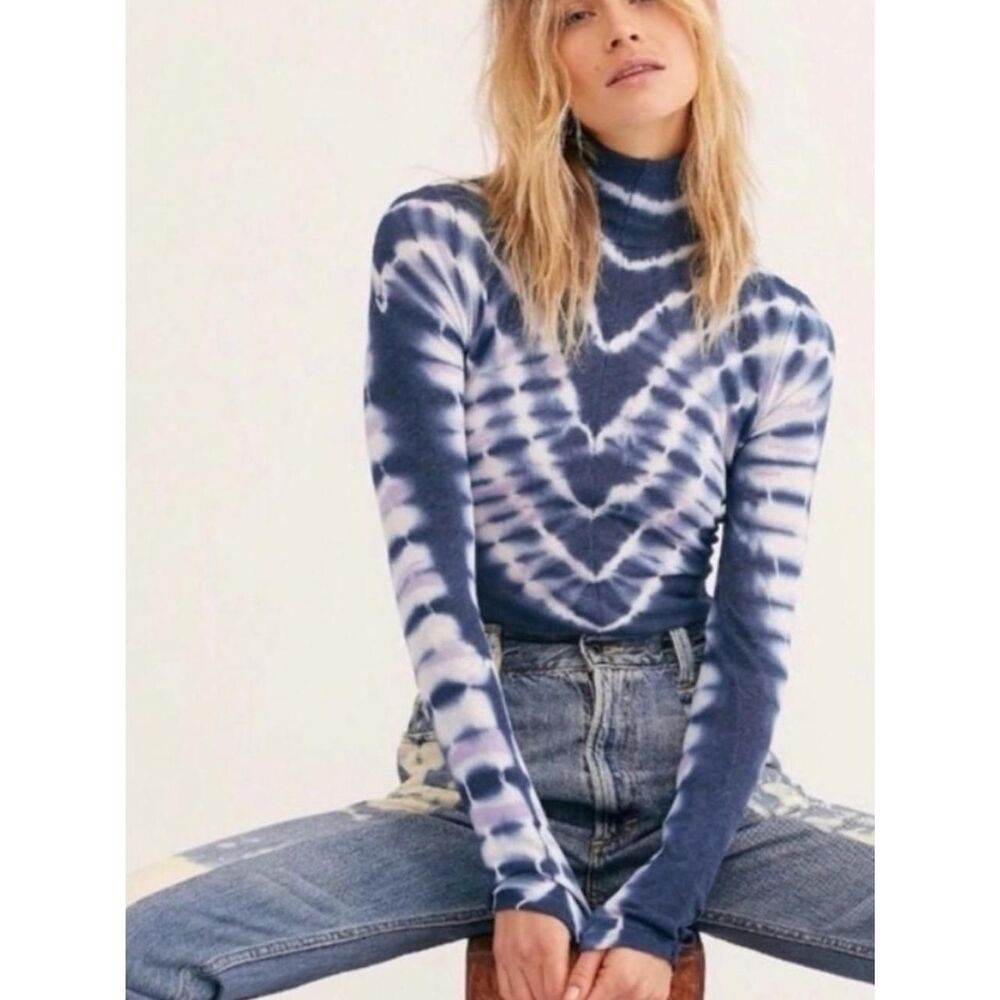 Free-people Women's Navy and White T-shirt